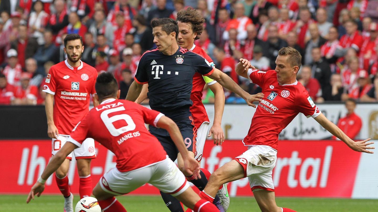 青岛西海岸主教练邵佳一成功保级，郑智接任后计划邀请黄博文、李雷雷等助教，助力球队发展。