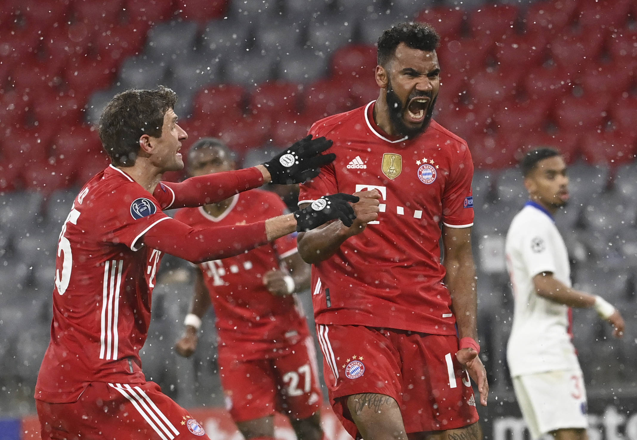 周末足坛激烈对决，拜仁、曼城、巴萨、AC米兰分别取得胜利，上演精彩绝杀。