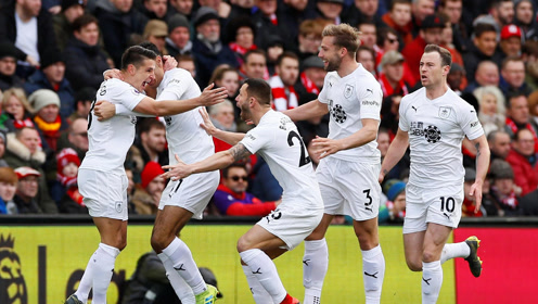 足球中超升班马爆冷击败卫冕冠军，全网热议（中超新军爆冷击退卫冕冠军，全网热议）