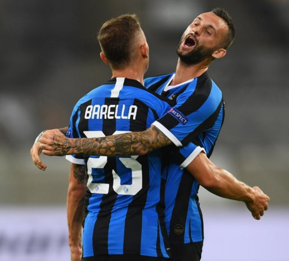 旧将：维尼修斯表现没达到他的续约要求，多数皇马球员也这样（前队员：维尼修斯的表现配不上其续约要价，多数皇马球员也如此）