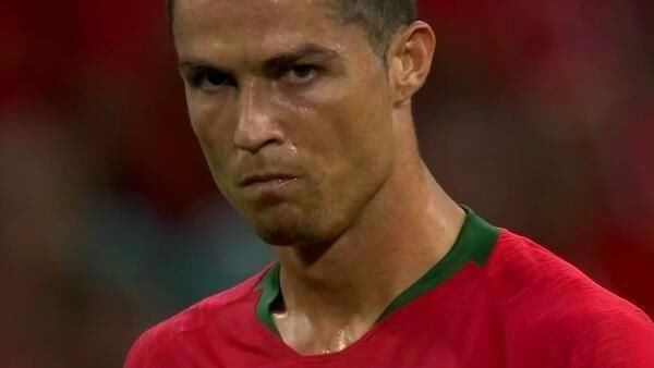 波兰对阵荷兰世预赛中，有球迷向场内投掷烟火迫使比赛被中断